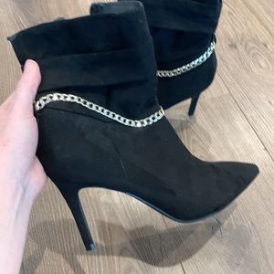 Black boots with gold chain
